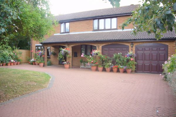 Bradwell Common - We are delighted to present this individual detached property boasting four well proportioned bedrooms in sought after residential area. Accommodation comprises lounge, dining room, study, fitted kitchen/breakfast room, utility, partly converted garage, master bedroom with en-suite bathroom, double glazed, gas to radiator heating and family bathroom. Outside there are well tended gardens, block paved driveway providing ample off road parking leading to�double garage currently partly converted. We strongly advise an immediate internal inspection to appreciate the size and condition of the�property. ��� - Photo 1